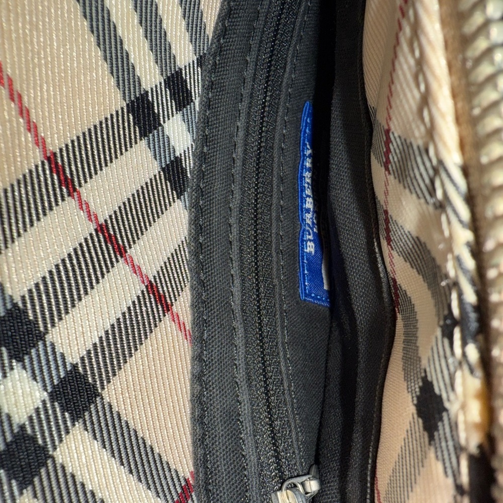 Chic Burberry Shoulder/Crossbody Bag - Picture 4 of 8